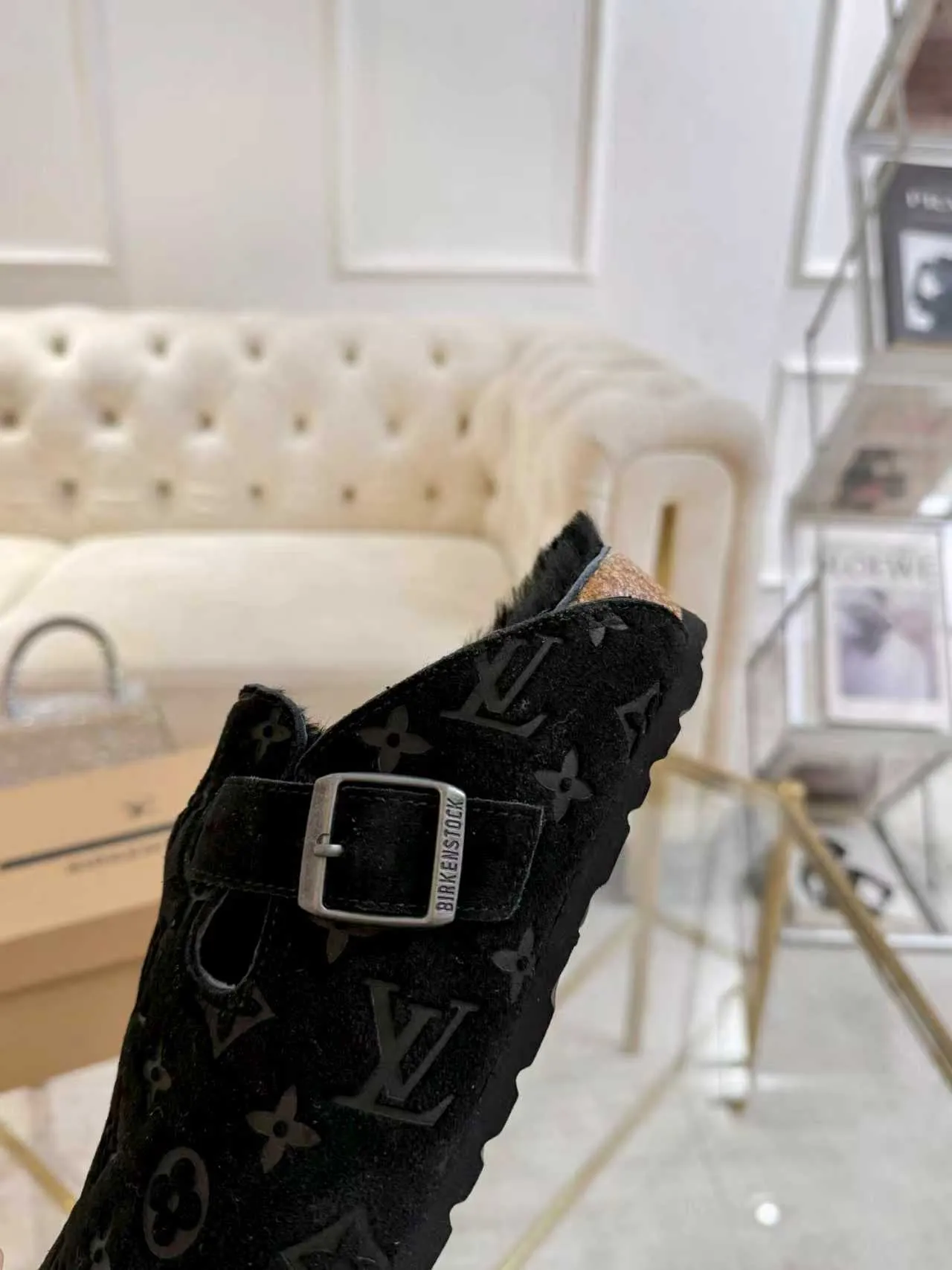 p600 ✨ LV wool slippers for couples｜Even the toes exude a sense of luxury ✨ We have achieved the ultimate restoration of the "high version" of this pair of LV classic Birkenstock slippers, with the mark of luxury in every detail. 👫 ▫️ Original jacquard with delicate cowhide leather, retro texture is at your fingertips; ▫️ 100% pure wool lining, wearing barefoot is like stepping on clouds, skin-friendly, breathable and not sweaty; ▫️ Three-dimensional toe cap + non-slip rubber sole, safe and secure when walking in the wind.  The belt buckle and presbyopia elements are embellished, revealing the aura of a big-name brand in a low-key manner. Whether it is on a date or out on the street, every step is like walking in the middle of a show.  Pair it with jeans for a lazy and casual look; with a coat and skirt, it will look elegant. With one pair of shoes, you can easily switch between multiple styles, and you never have to be deliberate about the sense of luxury.  #LVcouples #high-endwear #lightluxurylife #quality recommendation Fabric: classic presbyopia/imported sheepskin/classic jacquard fabric Lining: imported wool lining Sole: original rubber sole Size: Female 35-41 Male 38-46